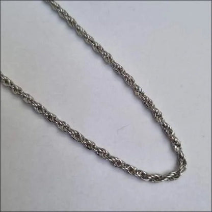 Een zilveren ketting met een klein slotje