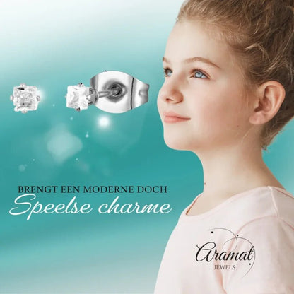 Vierkante kristallen oorbellen.