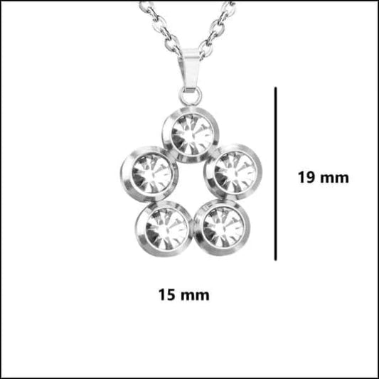 Een zilveren hanger met vier cirkels eraan