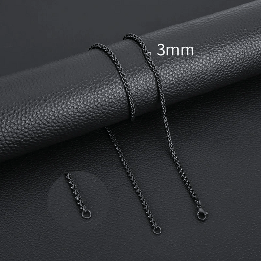 Een paar zwart leer met een ketting